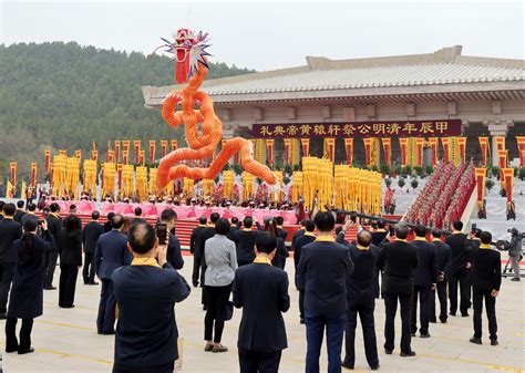 Chinese people pay homage to Huangdi.